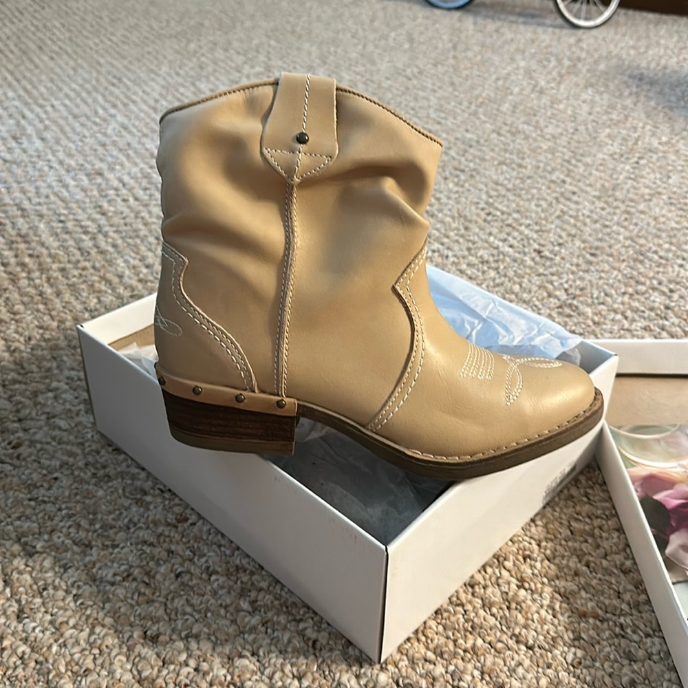 Sundance booties NIB